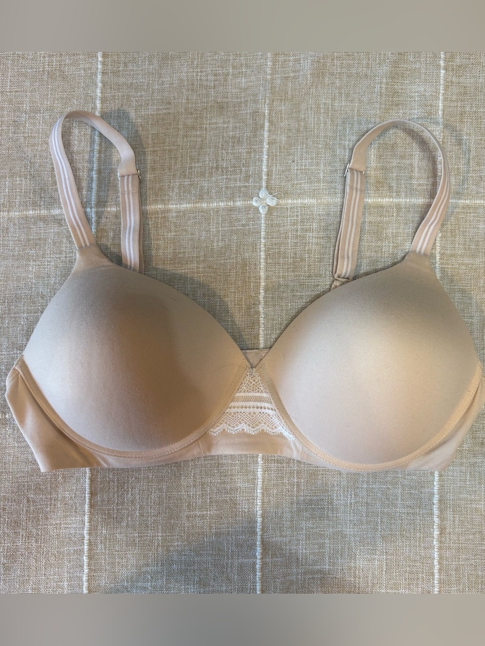Hanes Smooth Light Nude T-Shirt Bra with Lace Accent size Large